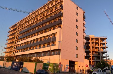 Colocación de fachada industrializada del Edificio Aqua Brisa